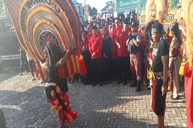 Pendaftaran Resmi Ditutup, Pelamar Calon Bupati Disambut Atraksi&nbsp;Reog