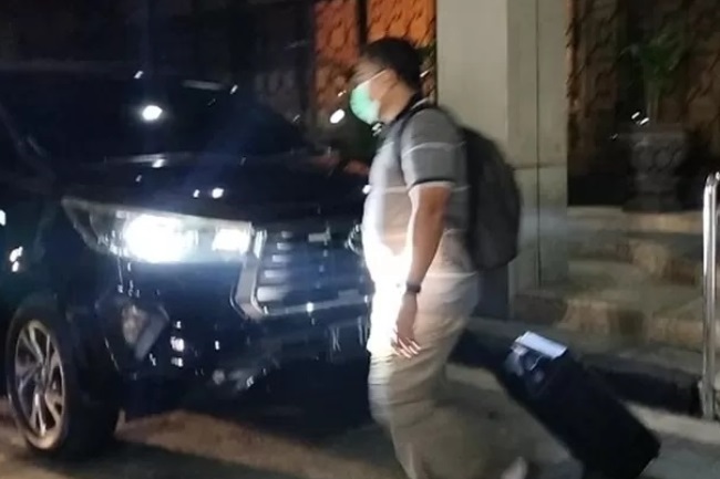 Geledah Ruang Komisi D DPRD Jateng, Penyidik KPK Angkut Satu Koper&nbsp;Dokumen